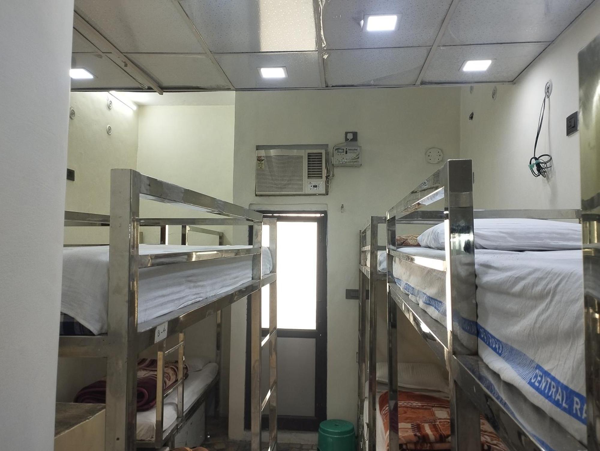 Rekha Hotel *