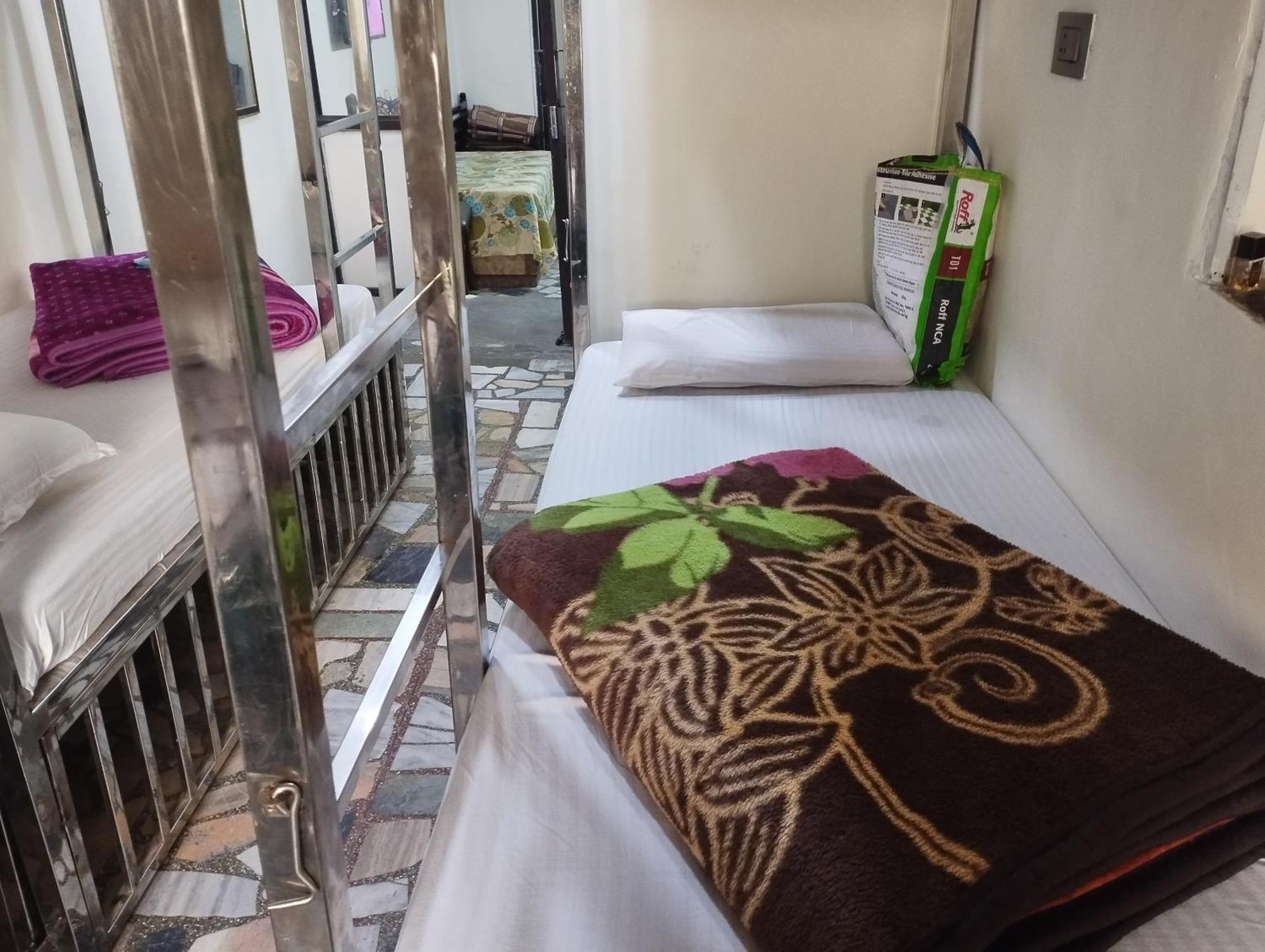 Rekha Hotel *
